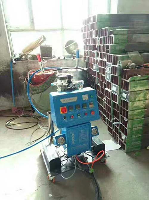 防盜門填充聚氨酯發(fā)泡(圖1) Q2600D發(fā)泡機(jī)防盜門填充聚氨酯發(fā)泡案例