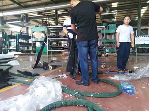 汽車配件聚氨酯填充(圖2) H5600D液壓聚氨酯發(fā)泡機在山東諸城用于汽車配件聚氨酯填充