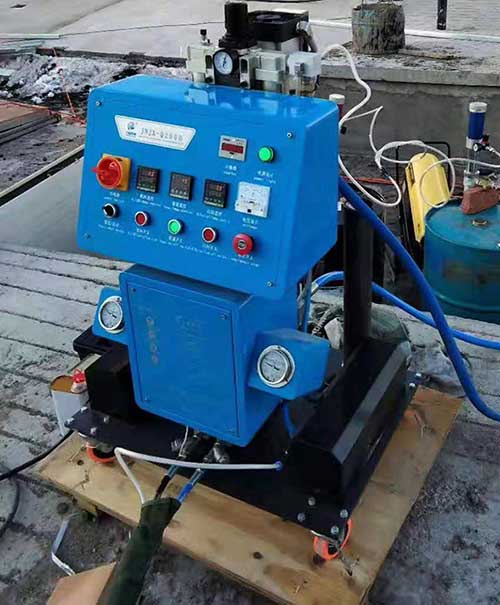 Q2600專(zhuān)業(yè)聚氨酯噴涂機(jī)