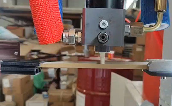 紙帶式穿條機(jī) 聚氨酯鋁型材澆注發(fā)泡機(jī)