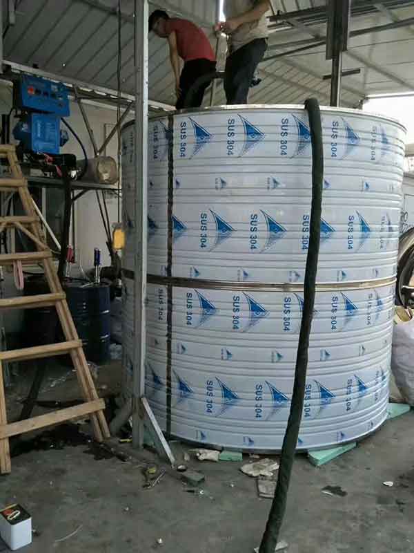 罐體硬泡聚氨酯噴涂機(jī)保溫層(圖1) 罐體硬泡聚氨酯噴涂機(jī)保溫層