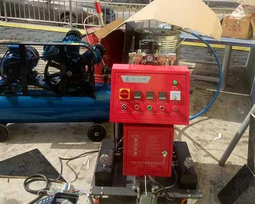 集裝箱聚氨酯噴涂填充發(fā)泡機(圖1) 集裝箱聚氨酯噴涂