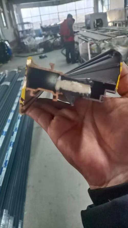 自動定量發(fā)泡機(圖4) 型材門窗填充發(fā)泡案例